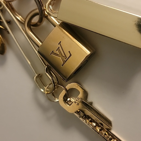 Louis VUITTON Lock & Key - Picture 17 of 17
